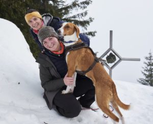 Wandern im Nebel - Hotel Hammerhof (Bodenmais) Zwei Frauen gehen mit ihrem Hund wandern