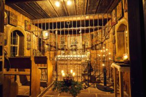 Weihnachtsamarkt - Hotel Hammerhof (Bodenmais) Weihnachtsmarkt Bild von einer Statua mit Kerzen hinter Gitter