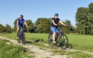 Paar fährt Fahrrad auf Radweg