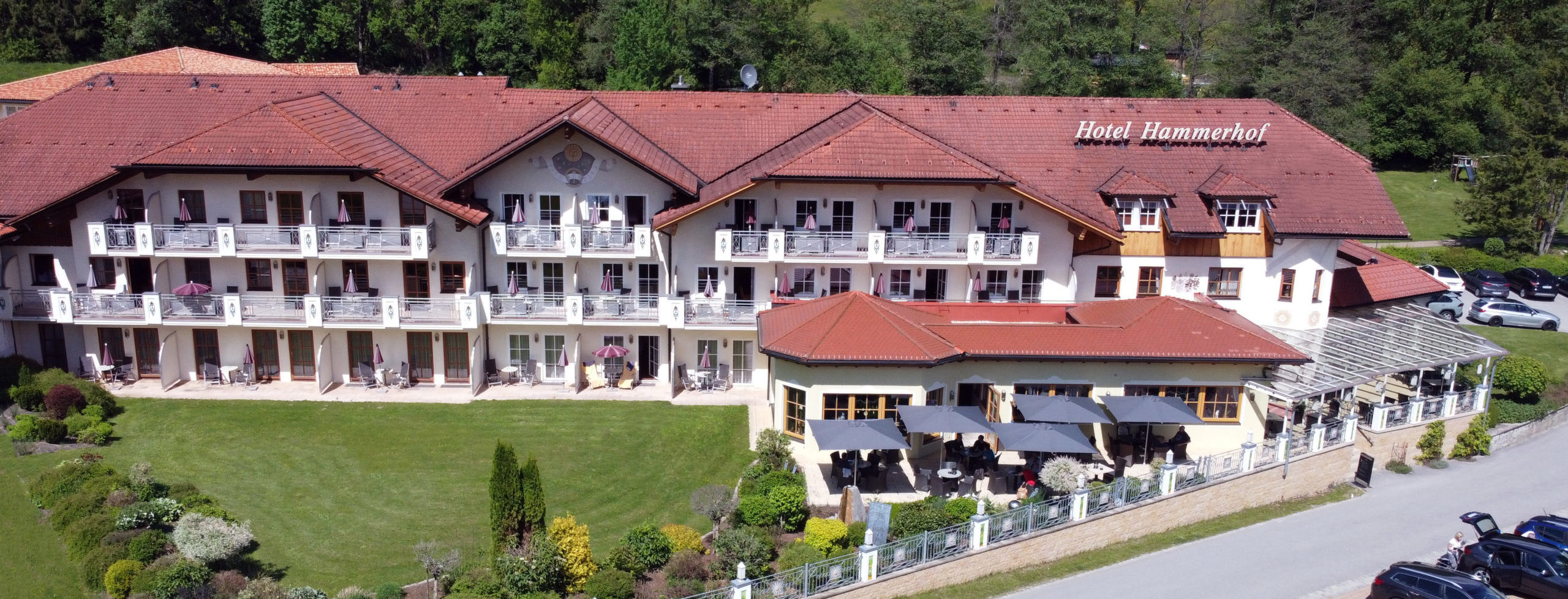 Hotel Hammerhof in der Außenansicht von oben im Sommer