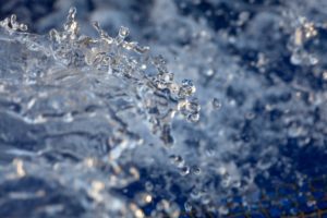 Spritzer von Wasser in der Nahaufnahme