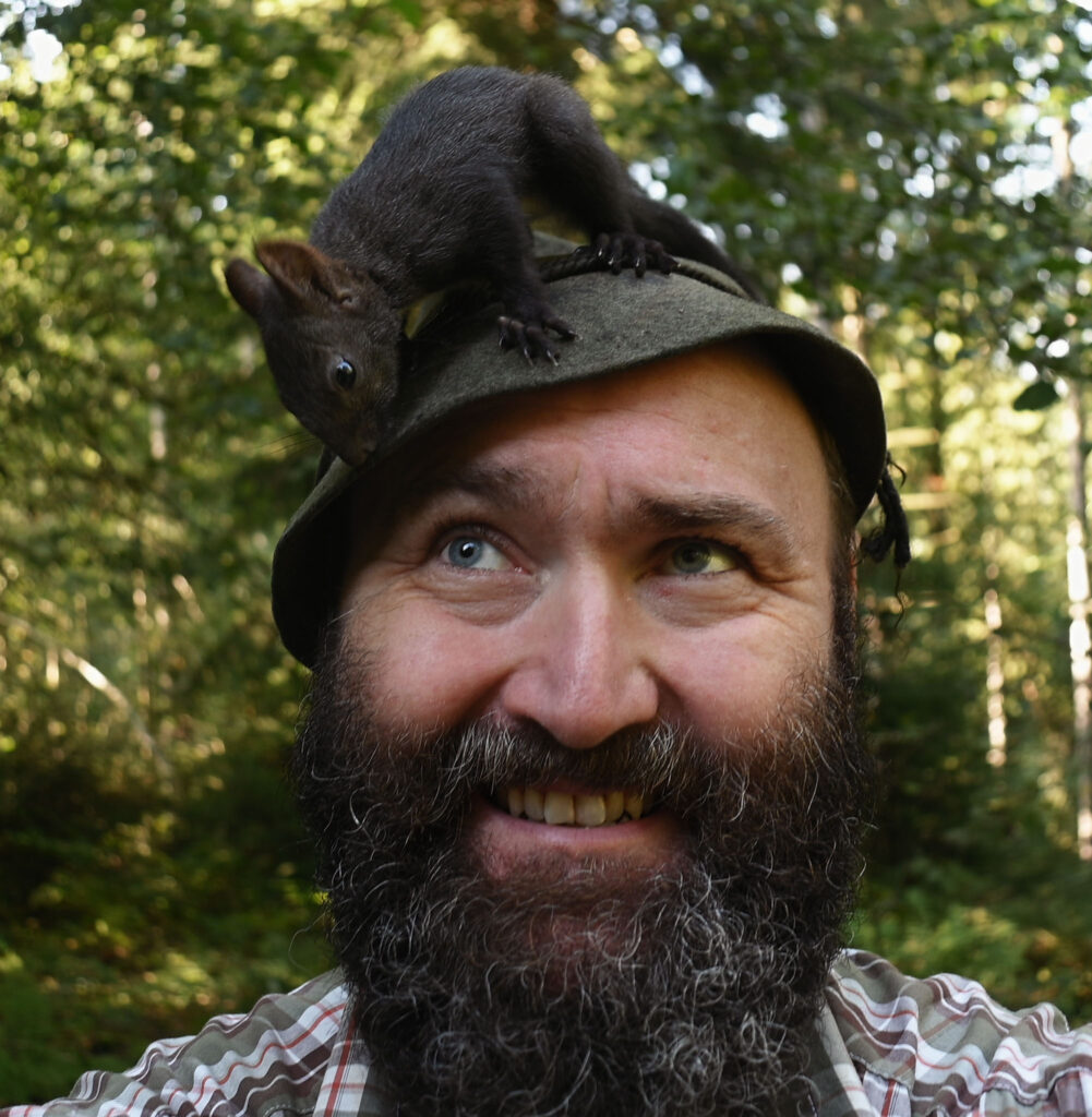 Woid Woife mit Eichhörnchen auf dem Hut