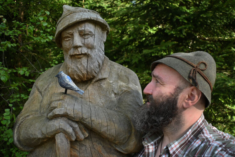 Woid Woife mit einer Statue